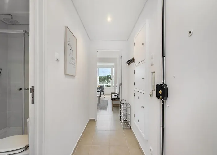 Whome Peaceful Alges Family Away From Noise * リスボン